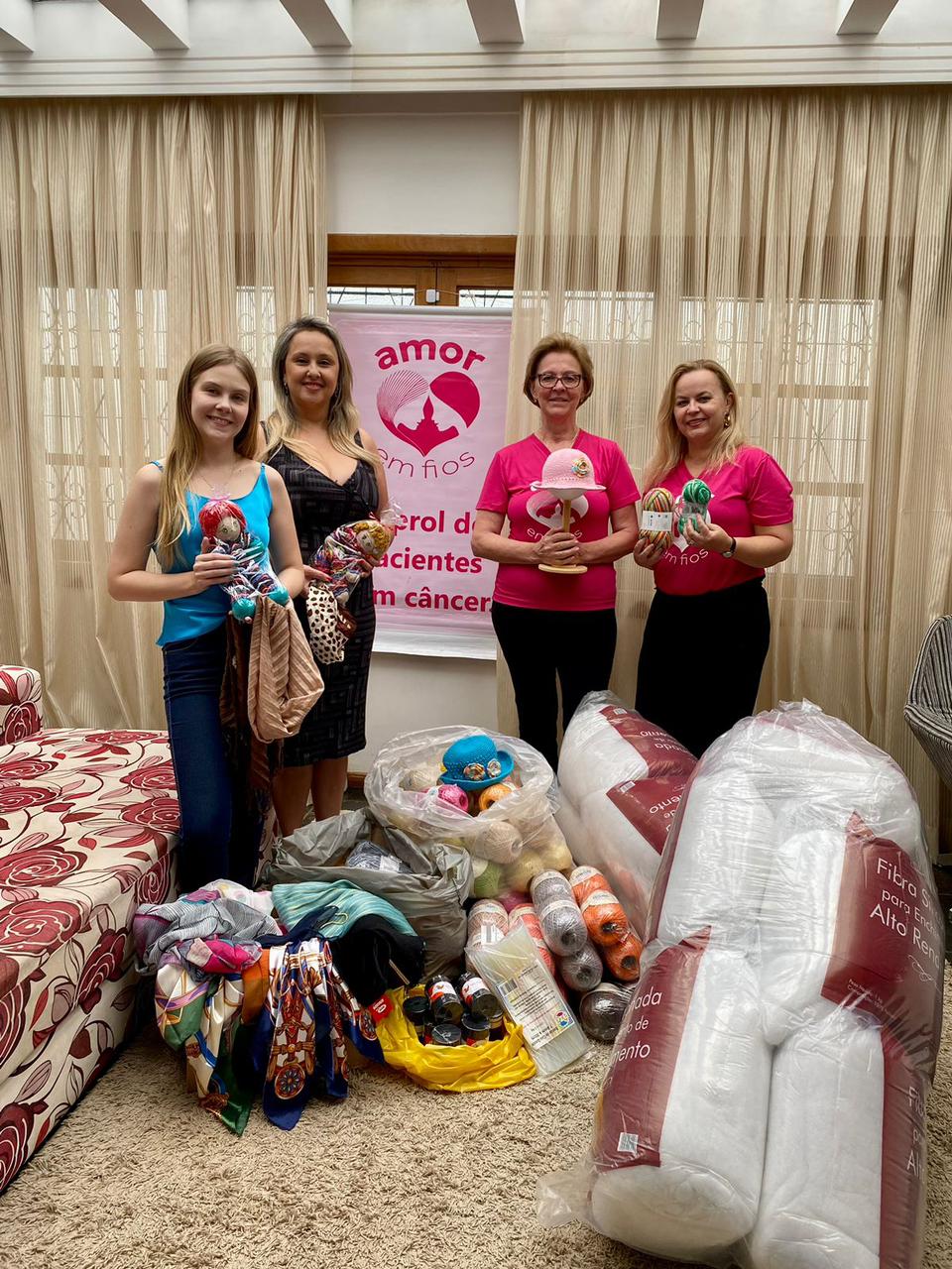 OAB Cascavel entrega donativos ao projeto Amor em Fios
